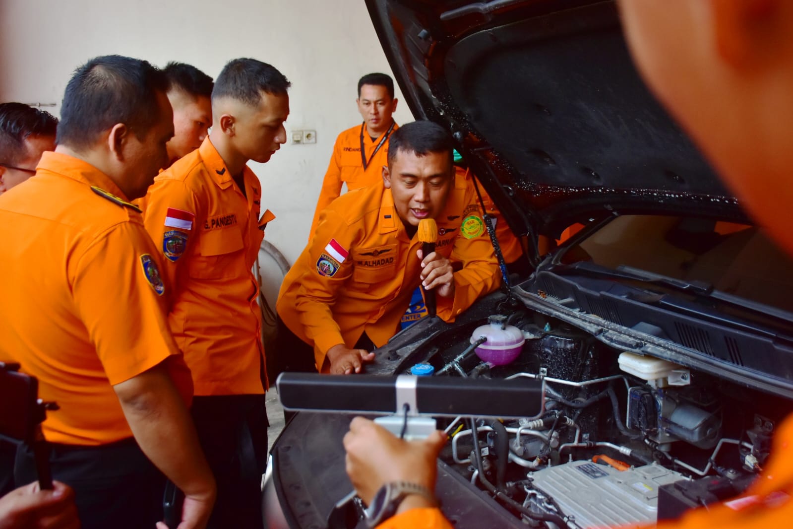 Personel SAR Semarang mengikuti pelatihan penanganan kecelakaan mobil listrik bersama dealer BYD Haka Auto (foto: Basarnas Semarang)