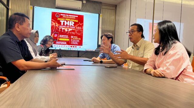 Posko Aduan THR Fraksi PDIP DPRD Kota Semarang. (matasemarang.com/Lia dina)