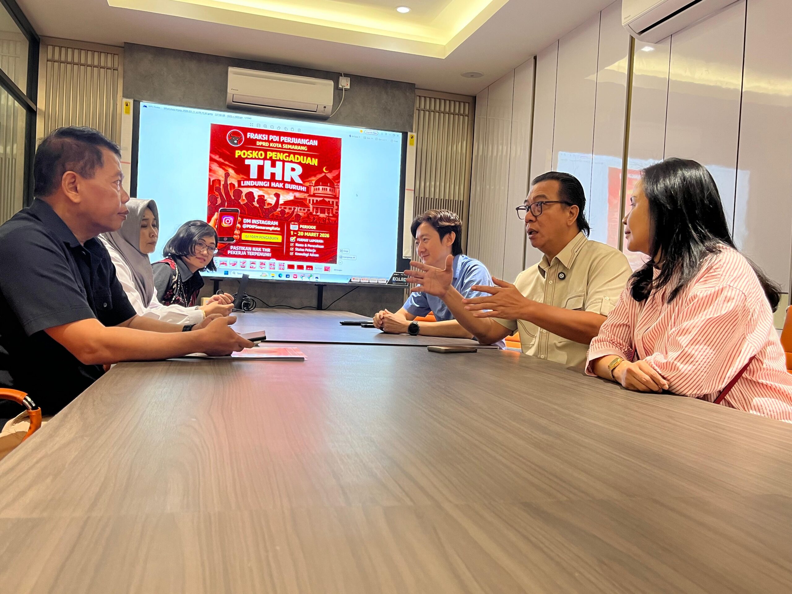 Posko Aduan THR Fraksi PDIP DPRD Kota Semarang. (matasemarang.com/Lia dina)