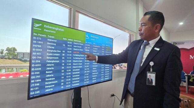 Genaral Manager Bandara AHmad Yani Semarang mengecek jadwal penerbangan. (matasemarang.com/Lia DIna)