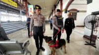 petugas dari kepolisian menyisir keamanan di dalam stasiun dengan anjing pelacak.(matasemarang.com/Lia Dina)