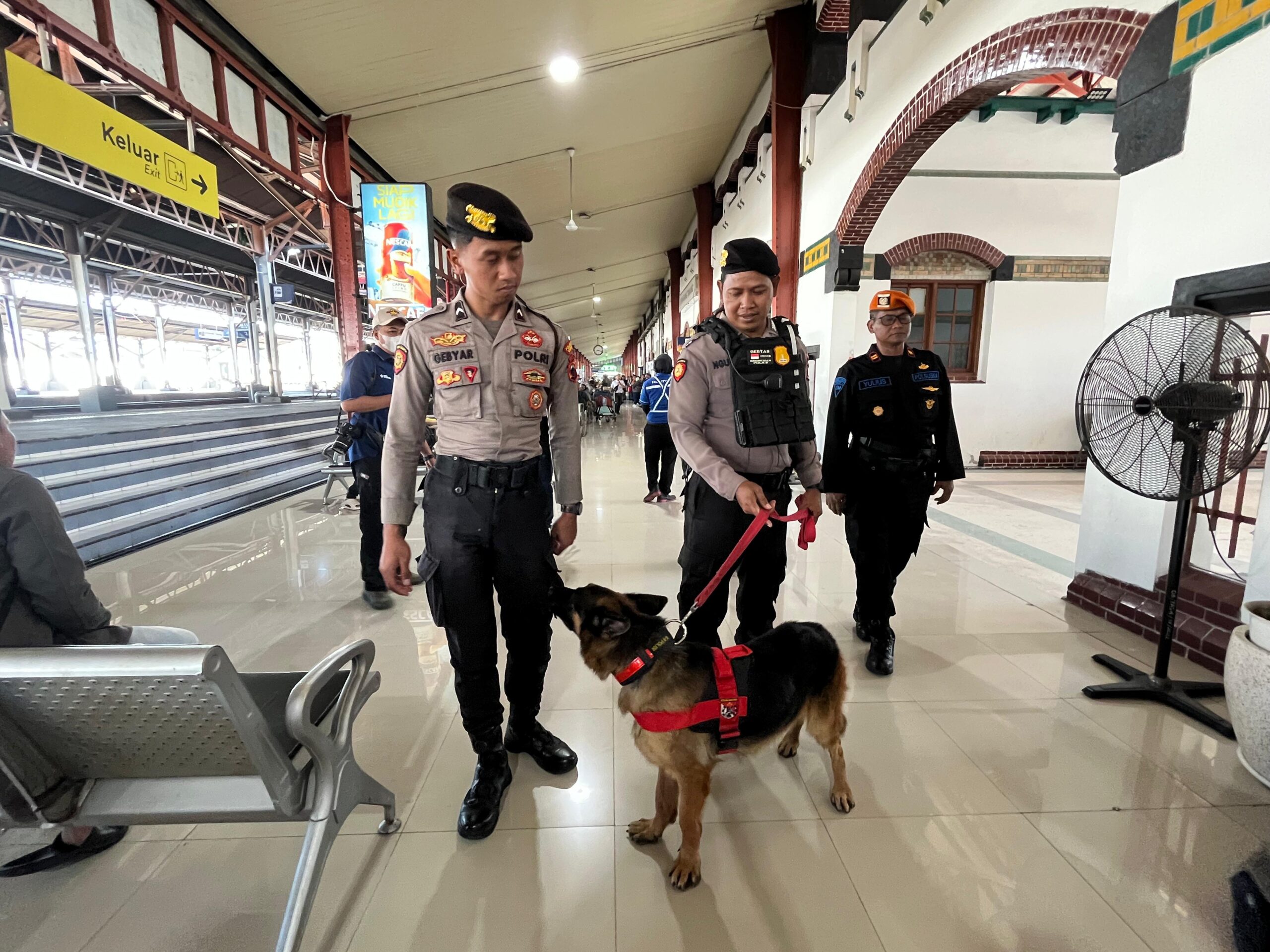 petugas dari kepolisian menyisir keamanan di dalam stasiun dengan anjing pelacak.(matasemarang.com/Lia Dina)