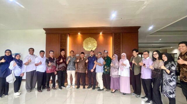 Delegasi IIUM disambut hangat oleh Rektor UNSOED Prof. Akhmad Sodiq di Purwokerto, 10 Maret 2026 (foto: Humas Unsoed)