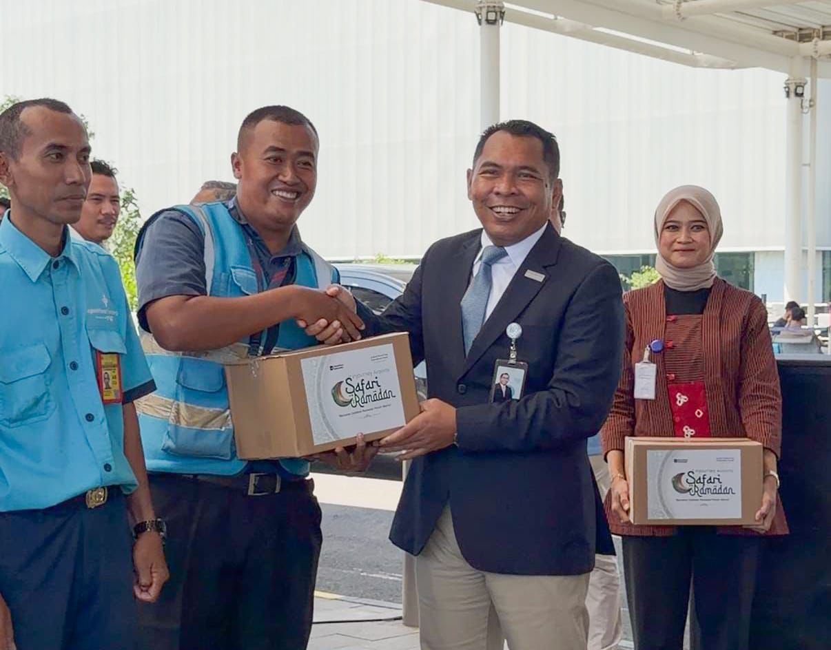 Bandara Ahmad Yani Semarang salurkan 1.000 paket sembako. (matasemarang.com/Lia Dina)