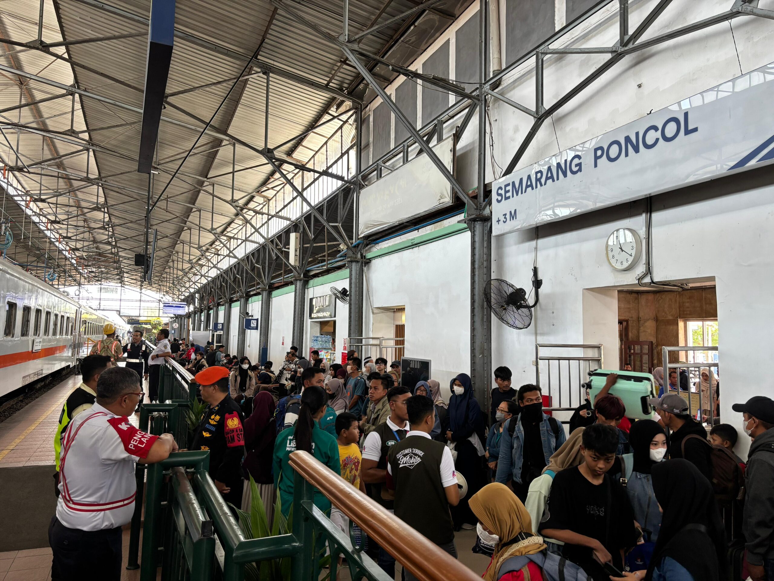 Suasana Stasiun Semarang Poncol. (matasemarang.com/Lia dina)