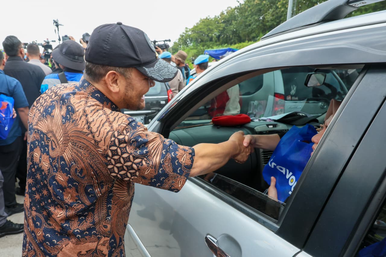 Gubernur Jateng menyapa pemudik yang akan kembali ke ibu kota. (matasemarang.com/Lia Dina)