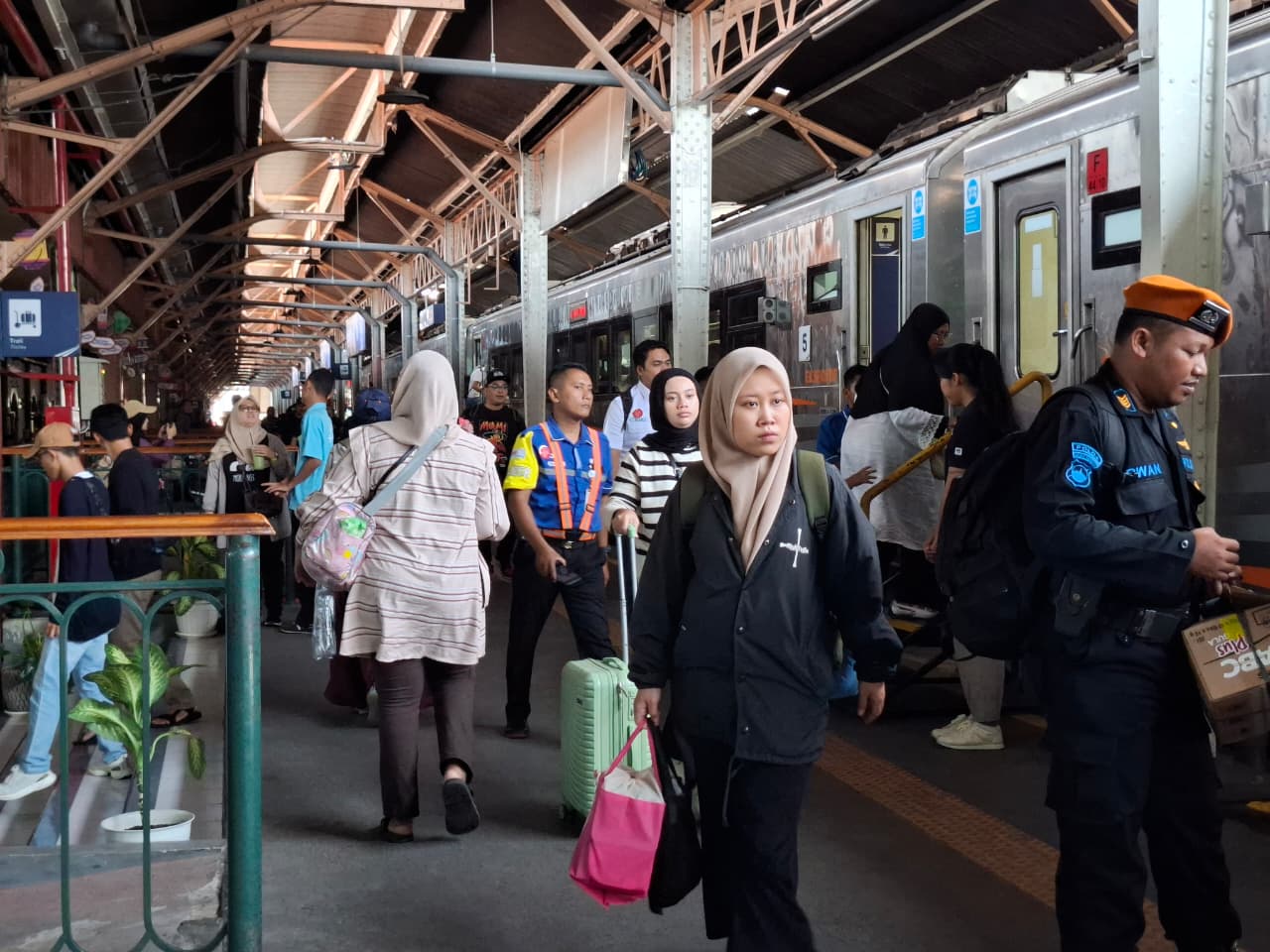 suasana di stasiun Semarang Tawang. (matasemarang.com/Lia Dina)