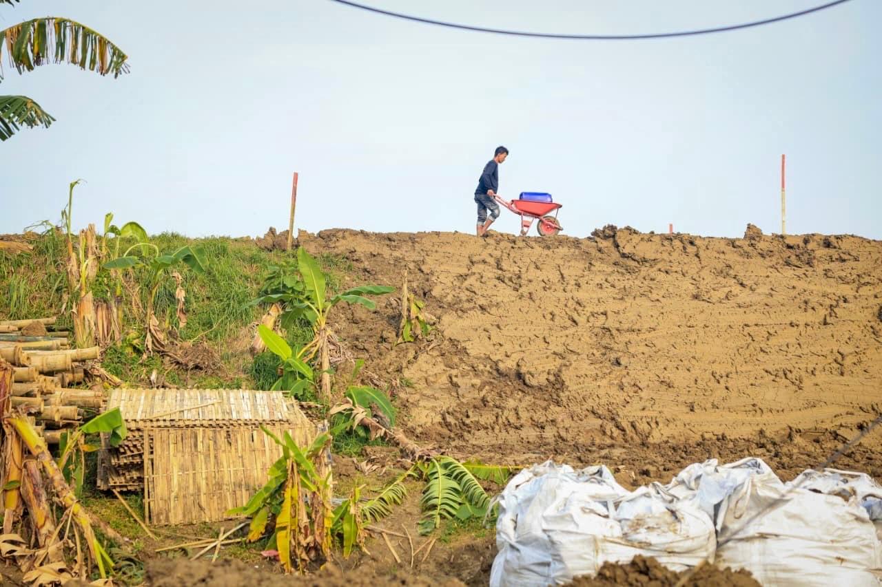 Retakan tanggul Sungai Tuntang di perbatasan Demak–Grobogan yang kini dalam proses perbaikan (foto: Pemprov Jateng)
