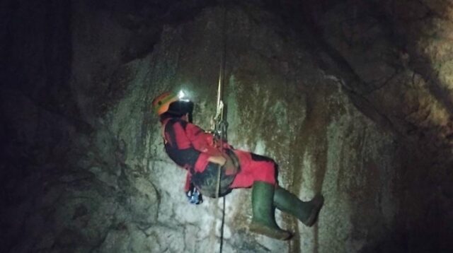 Formasi flowstone berbentuk tabung silinder yang ditemukan tim di ruangan baru Gua Kemit (foto: Humas Unsoed)