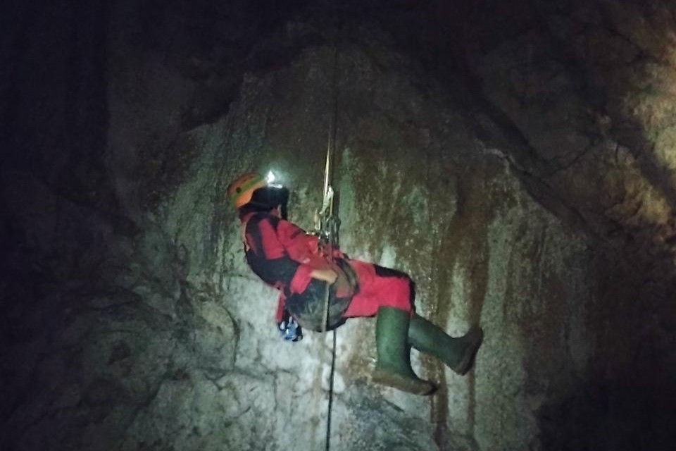 Formasi flowstone berbentuk tabung silinder yang ditemukan tim di ruangan baru Gua Kemit (foto: Humas Unsoed)