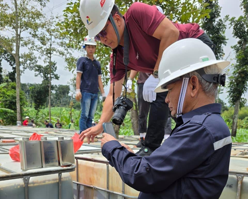 Tanaman jagung tumbuh subur di sekitar sumur minyak rakyat Sojomerto, bukti produksi migas bisa selaras dengan pertanian