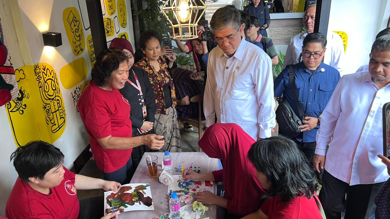 Kemenaker Yassierli melihat langsung peserta magang di Semarang. (matasemarang.com/Lia Dina) Kemenaker Yassierli melihat langsung peserta magang di Semarang. (matasemarang.com/Lia Dina)