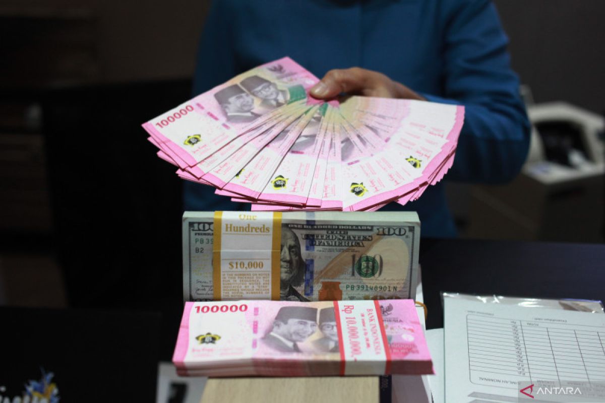 antarafoto-nilai-tukar-rupiah-kantor-cabang-bank-mandiri-jakarta-310123-rn-3