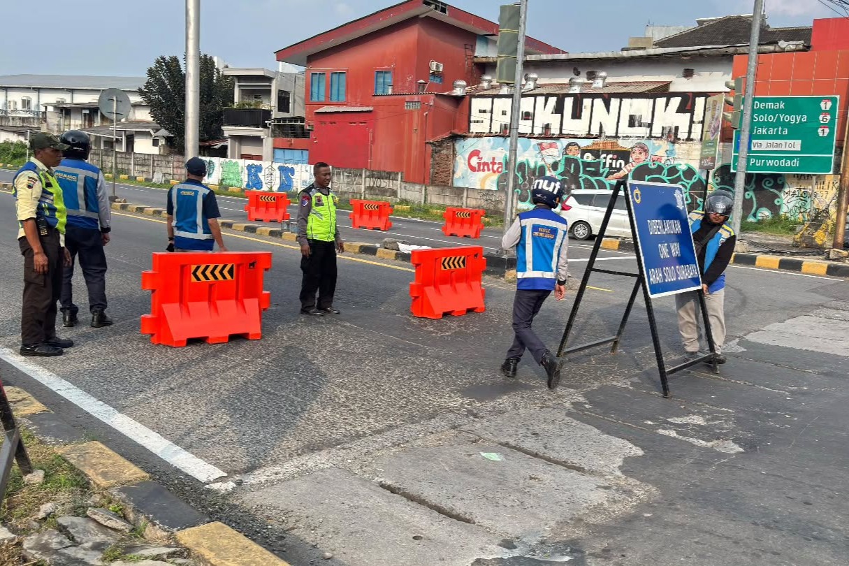 Petugas menutup akses ke pintu tol Gayamsari, 18 Maret 2026 (foto: Polsek Gayamsari)
