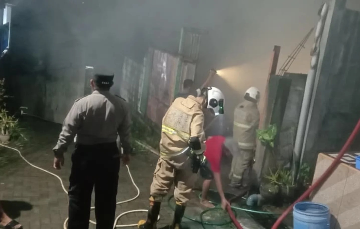 Gudang rongsok di Ngaliyan terbakar pada 25 Maret 2026 (foto: Polsek Ngaliyan)