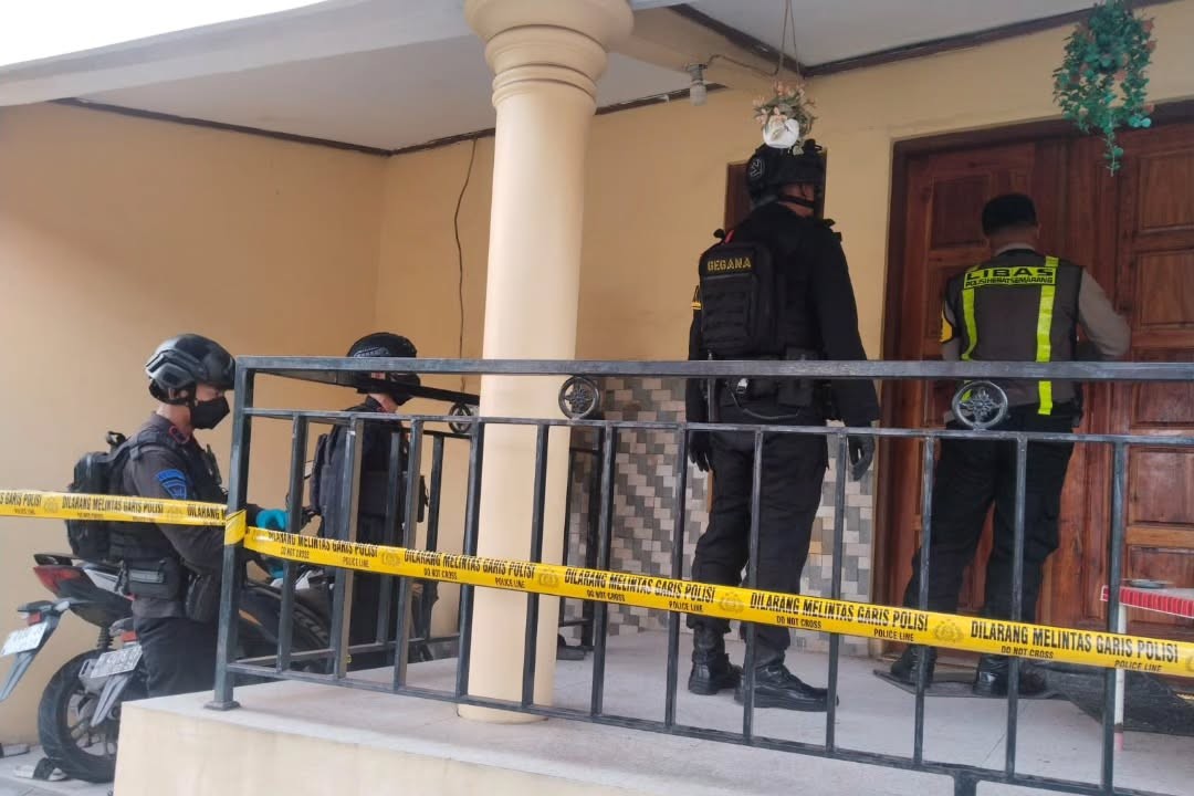 Tim Inafis Polrestabes Semarang dan Gegana Polda Jateng di lokasi ledakan Tambakrejo yang menewaskan seorang anak (foto: Polrestabes Semarang)