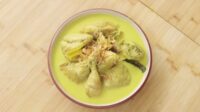 Resep Opor Ayam Kuning dari (YouTube/ Devina Hermawan)