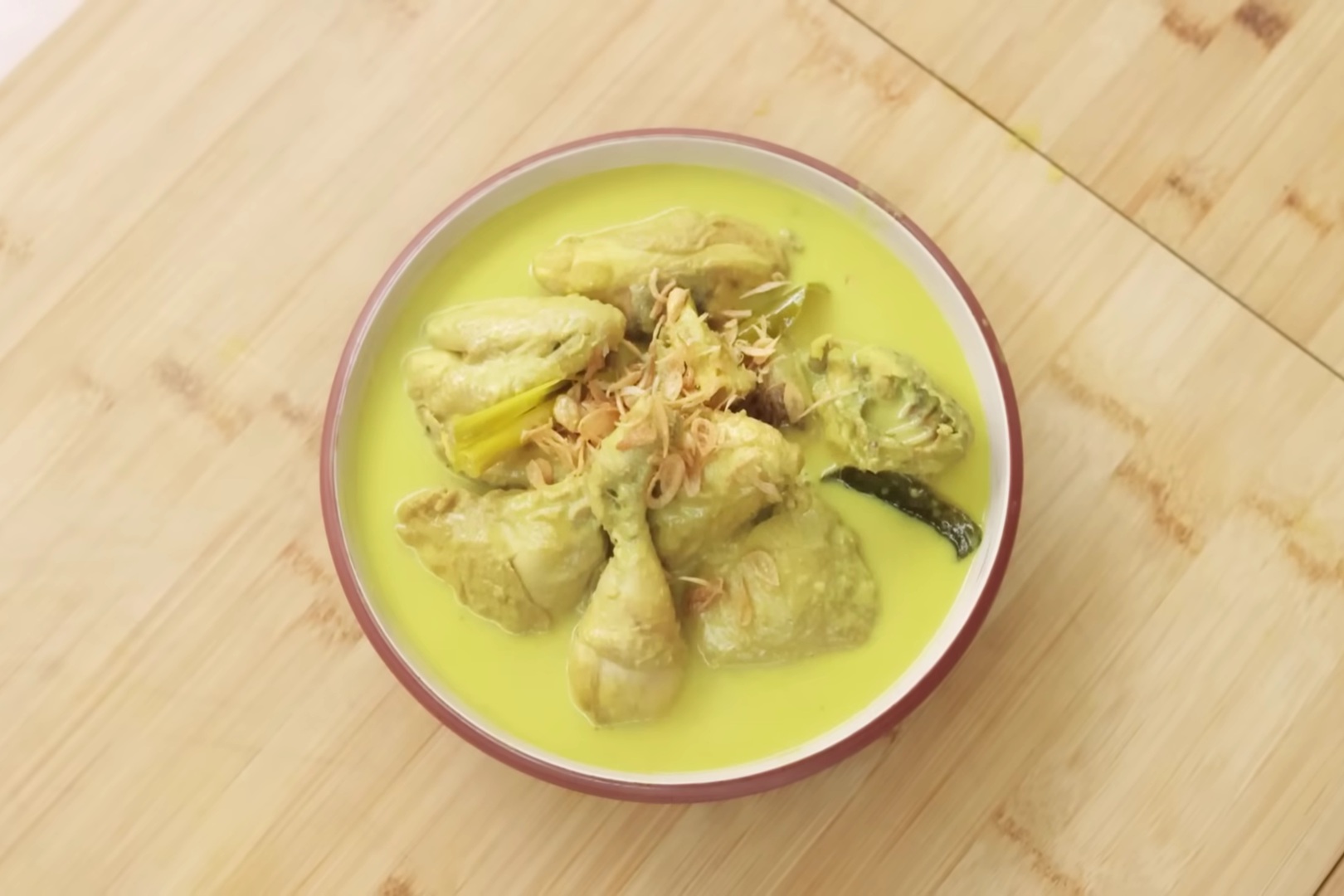Resep Opor Ayam Kuning dari (YouTube/ Devina Hermawan) Resep Opor Ayam Kuning dari (YouTube/ Devina Hermawan)