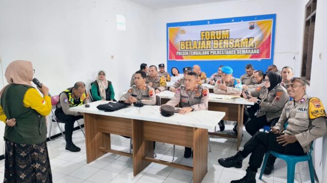Personel Polsek Tembalang mengikuti Forum Belajar Bersama tentang pengelolaan sampah (foto: Polsek Tembalang)