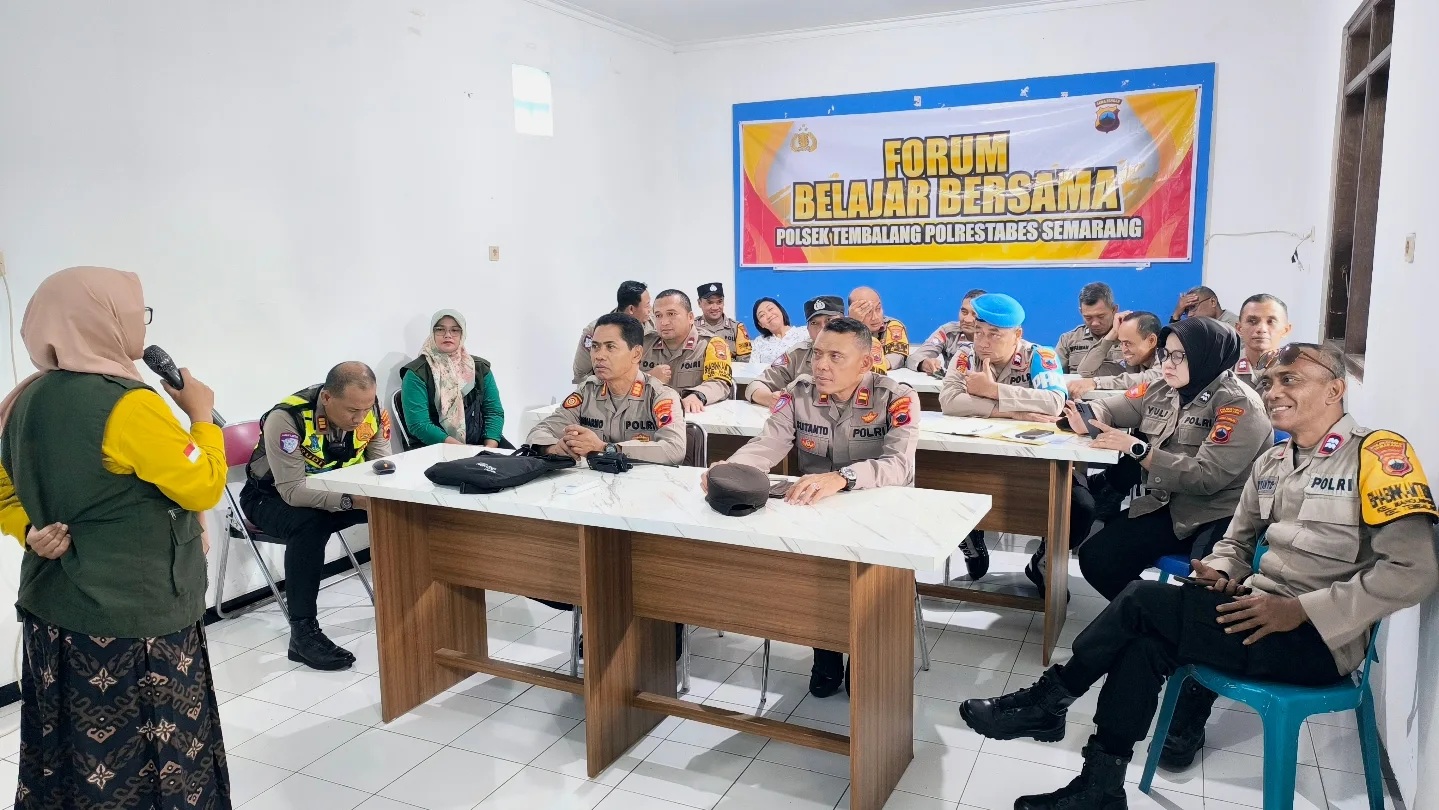 Personel Polsek Tembalang mengikuti Forum Belajar Bersama tentang pengelolaan sampah (foto: Polsek Tembalang) Personel Polsek Tembalang mengikuti Forum Belajar Bersama tentang pengelolaan sampah (foto: Polsek Tembalang)