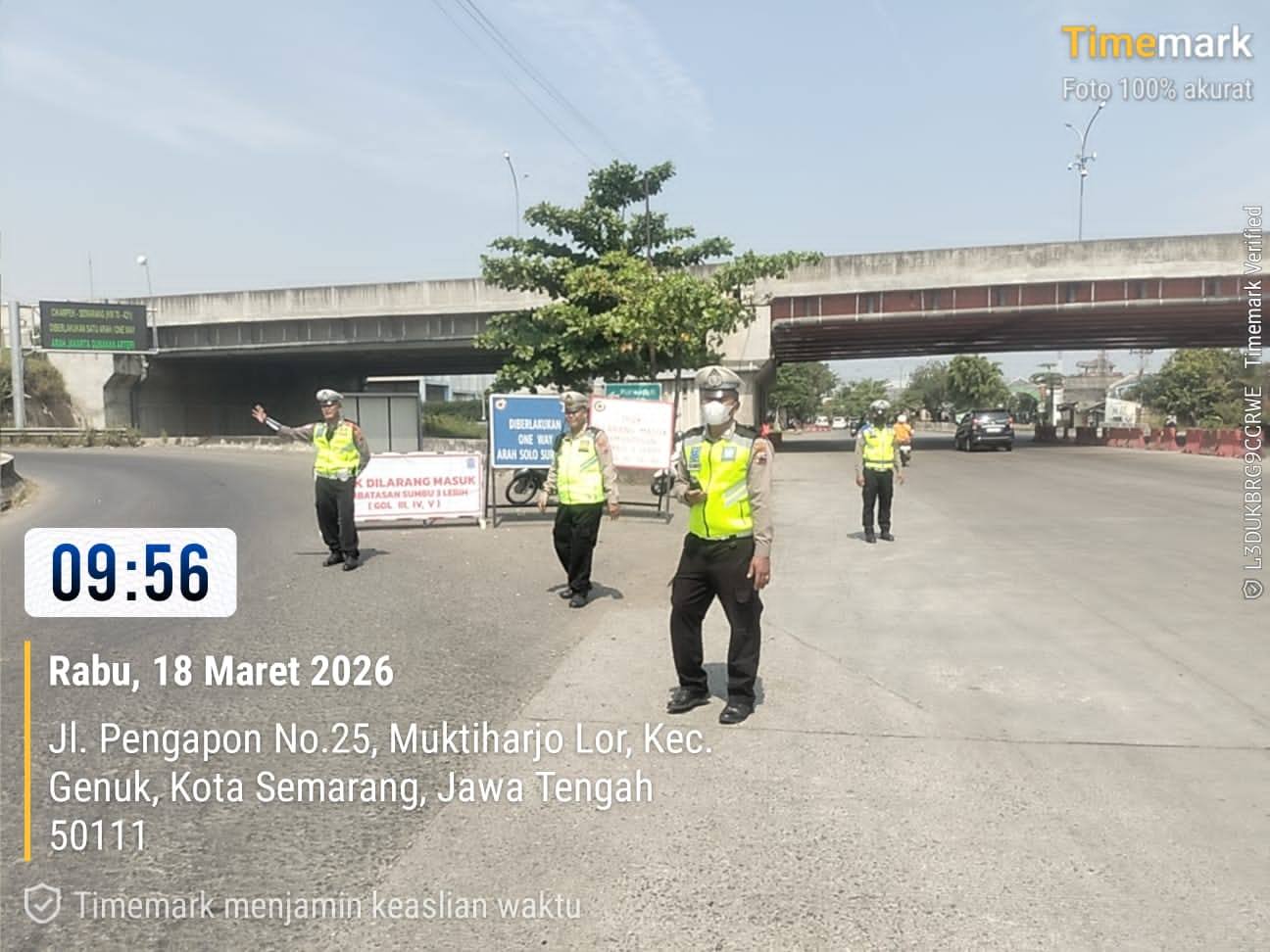Petugas Polsek Genuk melakukan penyekatan kendaraan berat di on ramp Tol Kaligawe (foto: Polsek Genuk)