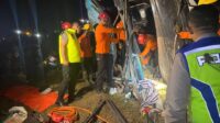 Kecelakaan Bus PO Zentrum menabrak mobil pikap di tol Pejagan-Pemalang (foto: Polres Brebes)