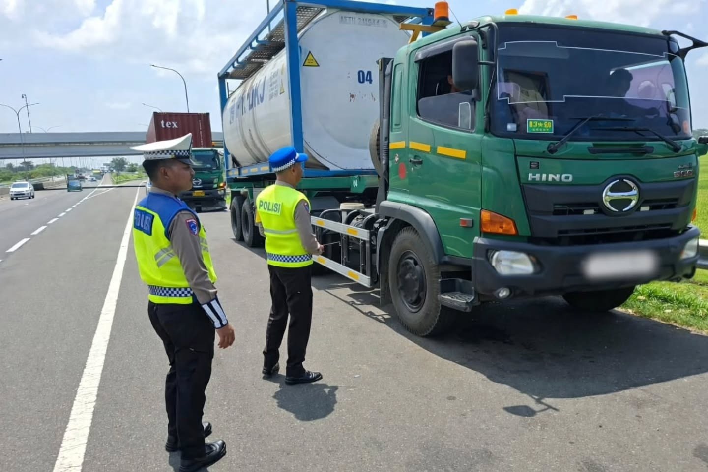 Polisi memberikan imbauan kepada pengemudi agar memanfaatkan rest area untuk beristirahat (foto: Polda Jateng) Polisi memberikan imbauan kepada pengemudi agar memanfaatkan rest area untuk beristirahat (foto: Polda Jateng)