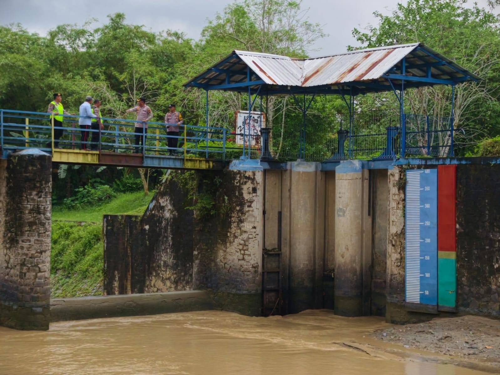 Kapolsek Pedurungan Kompol Felix bersama petugas BBWS Pemali Juana saat memantau debit air di Bendung Pucang Gading, Kamis 26 Maret 2026 (foto: Polsek Pedurungan) Kapolsek Pedurungan Kompol Felix bersama petugas BBWS Pemali Juana saat memantau debit air di Bendung Pucang Gading, Kamis 26 Maret 2026 (foto: Polsek Pedurungan)