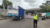 Petugas Polrestabes Semarang melakukan penyekatan truk bersumbu tiga di pintu masuk Kota Semarang, Sabtu 14 Maret 2026 (foto: Polrestabes Semarang)