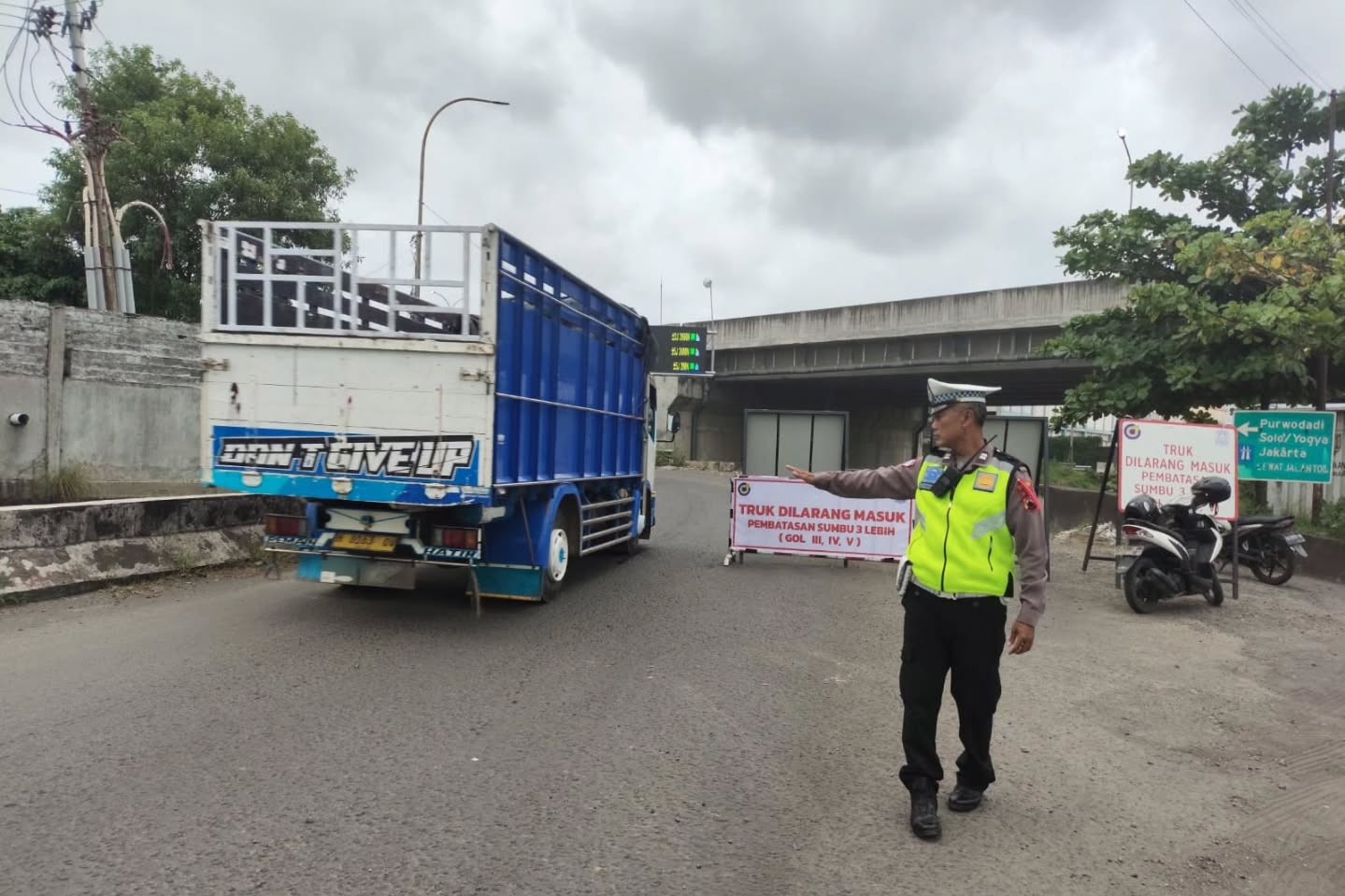 Petugas Polrestabes Semarang melakukan penyekatan truk bersumbu tiga di pintu masuk Kota Semarang, Sabtu 14 Maret 2026 (foto: Polrestabes Semarang) Petugas Polrestabes Semarang melakukan penyekatan truk bersumbu tiga di pintu masuk Kota Semarang, Sabtu 14 Maret 2026 (foto: Polrestabes Semarang)