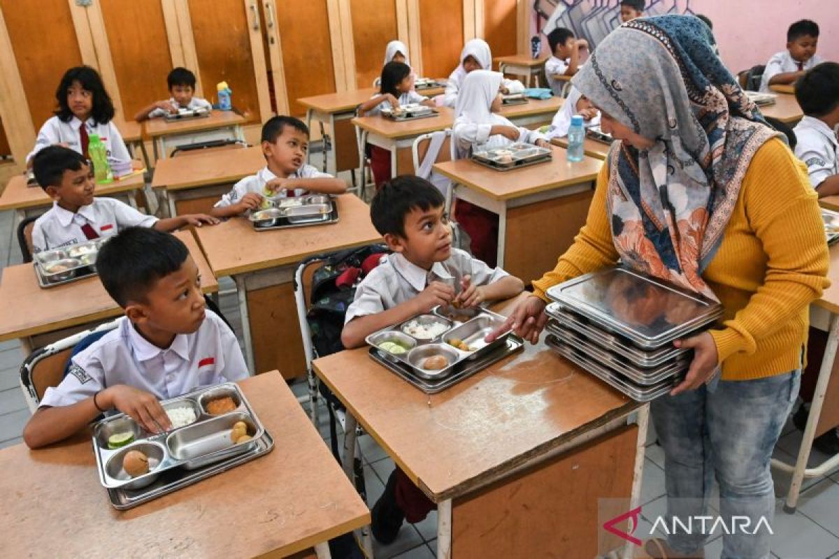 wali-murid-bantu-pendistribusian-mbg-di-sekolah-2634029