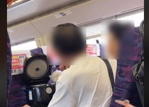 Rice cooker di gerbong KA