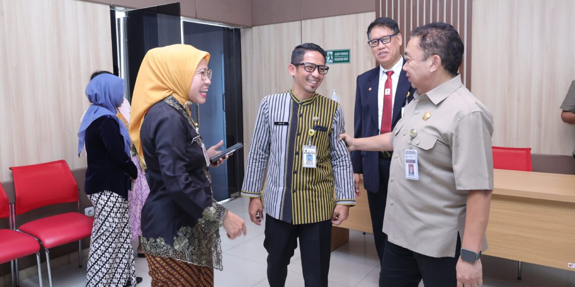 Komisi E DPRD Jateng saat berdiskusi dengan jajaran RSUD Dr. Moewardi (foto: DPRD Jateng) Komisi E DPRD Jateng saat berdiskusi dengan jajaran RSUD Dr. Moewardi (foto: DPRD Jateng)