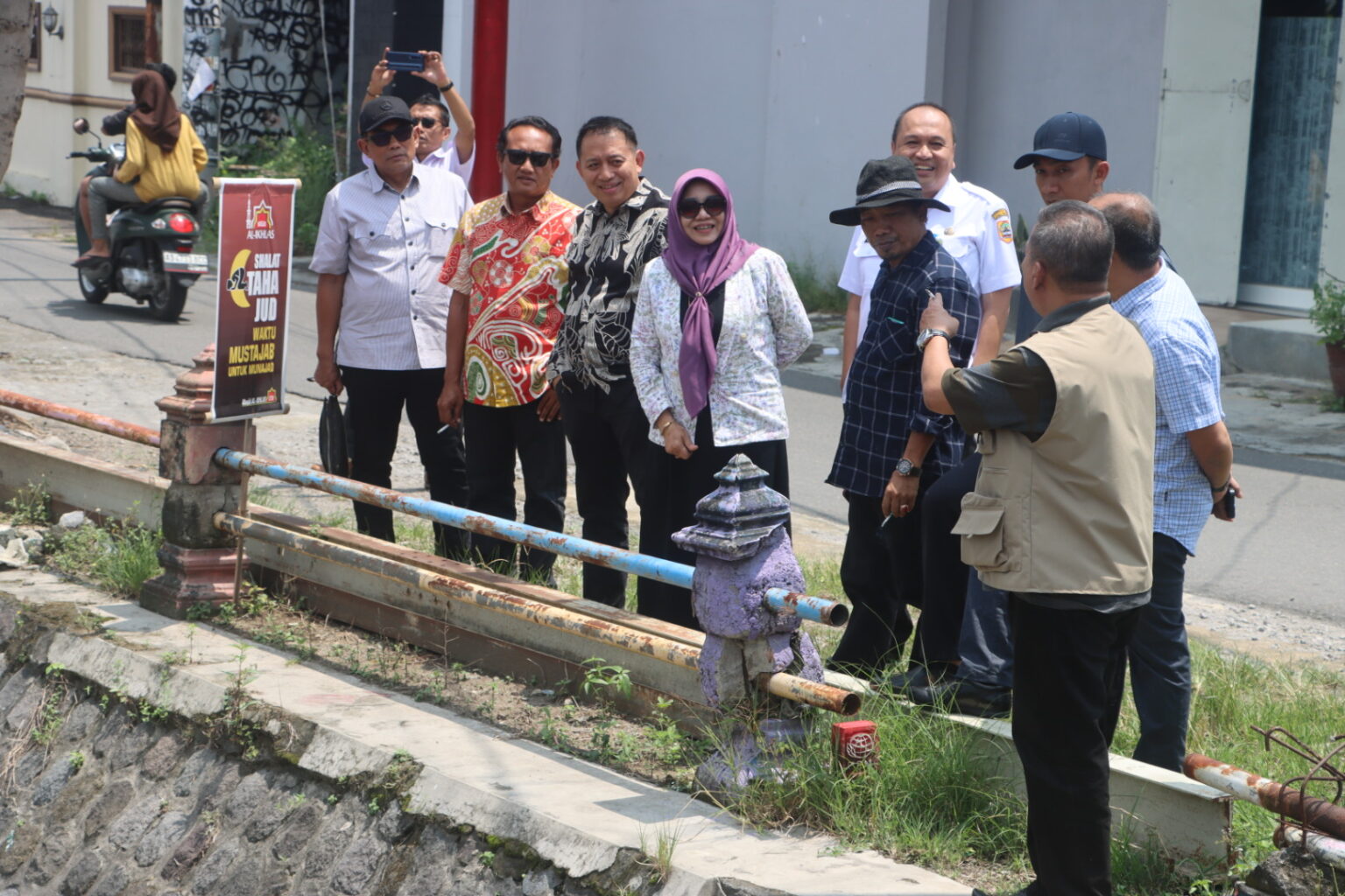 Komisi D DPRD Jateng meninjau kondisi jembatan di Desa Dengkeng Plosowangi (foto: DPRD Jateng)