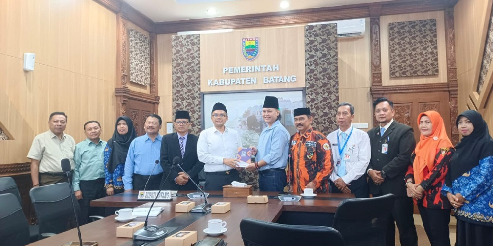 Pemkab Batang menerima 16.000 mushaf Al-Qur'an dari Ketua Majelis Pimpinan Wilayah (MPW) Pemuda Pancasila Jawa Tengah (foto: Pemkab Batang)