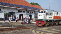 Penumpang naik KA Joglosemarkerto langsung dari Stasiun Batang (foto: Pemkab Batang)