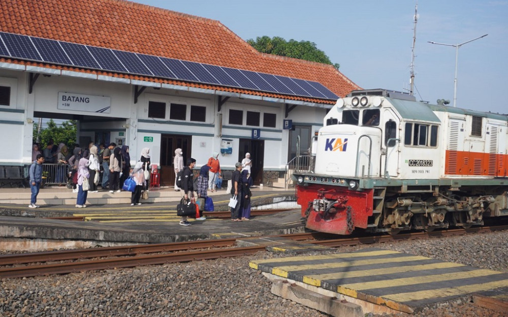Penumpang naik KA Joglosemarkerto langsung dari Stasiun Batang (foto: Pemkab Batang)