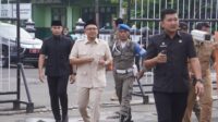 Bupati Batang Faiz Kurniawan berjalan kaki menuju kantornya (foto: Pemkab Batang)