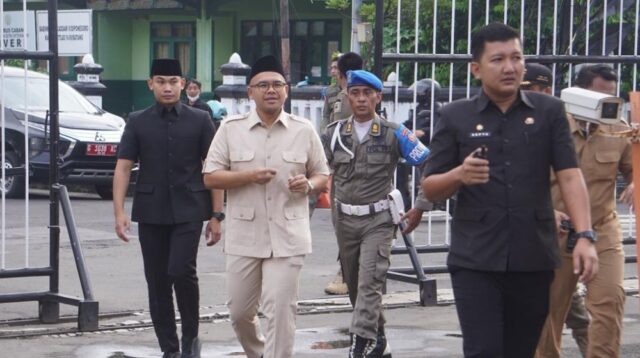 Bupati Batang Faiz Kurniawan berjalan kaki menuju kantornya (foto: Pemkab Batang)