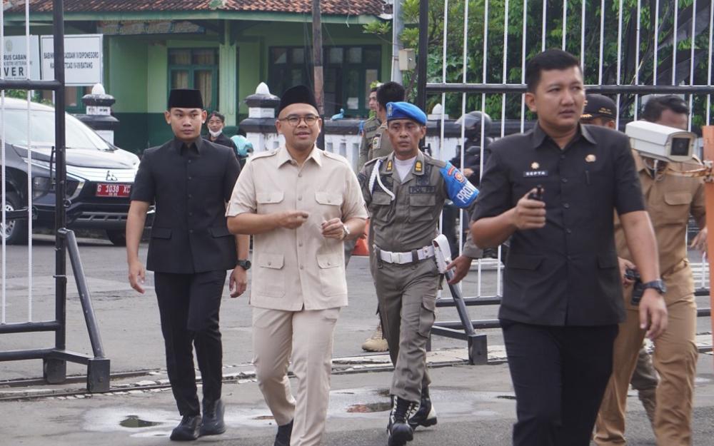 Bupati Batang Faiz Kurniawan berjalan kaki menuju kantornya (foto: Pemkab Batang)