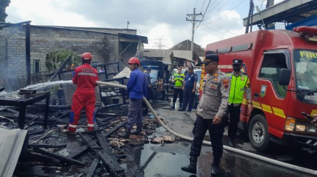 Petugas pemadam kebakaran berupaya memadamkan api di lokasi kebakaran kios Bergas (foto: Polres Semarang)