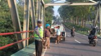 Petugas kepolisian melakukan olah TKP kecelakaan di Jembatan Kalitanggi, Tengaran (foto: Polres Semarang)