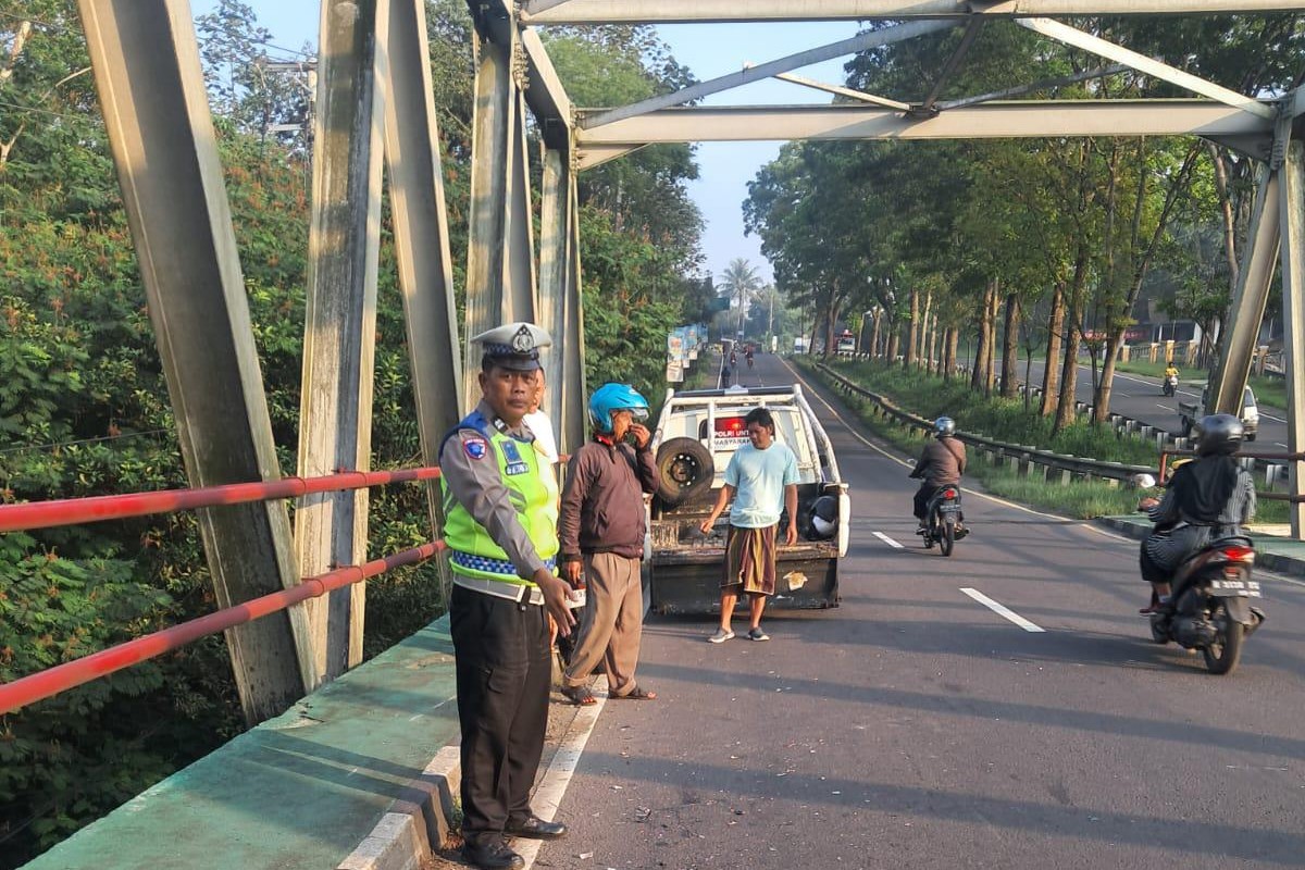 Petugas kepolisian melakukan olah TKP kecelakaan di Jembatan Kalitanggi, Tengaran (foto: Polres Semarang)