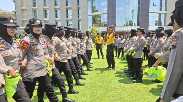 Polwan mengikuti simulasi penanganan massa dalam pelatihan negosiator (foto: Polda Jateng)