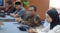 Komisi D DPRD Jateng saat berdiskusi dengan DPUPR Kota Madiun terkait standarisasi jalan (foto: DPRD Jateng)