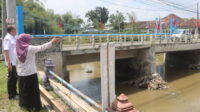 Komisi D DPRD Jateng meninjau kondisi jembatan di Desa Dengkeng Plosowangi (foto: DPRD Jateng)
