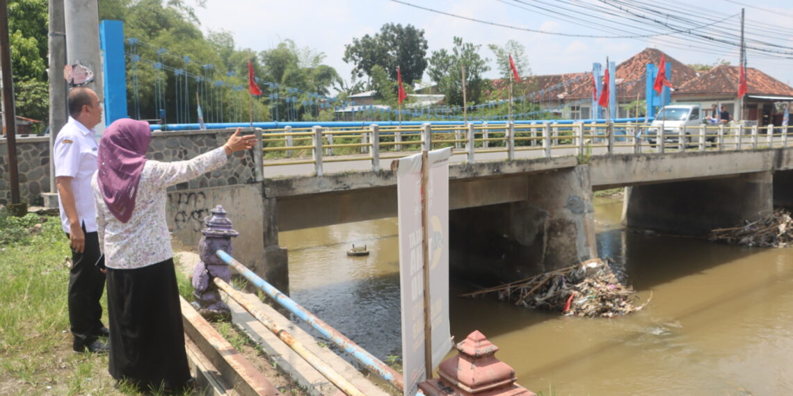 Komisi D DPRD Jateng meninjau kondisi jembatan di Desa Dengkeng Plosowangi (foto: DPRD Jateng) Komisi D DPRD Jateng meninjau kondisi jembatan di Desa Dengkeng Plosowangi (foto: DPRD Jateng)