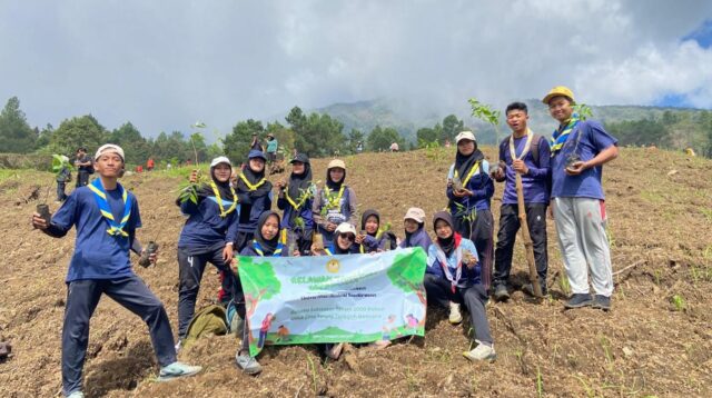 Mahasiswa Unsoed ikut aksi penanaman pohon di lereng Gunung Slamet (foto: Humas Unsoed)
