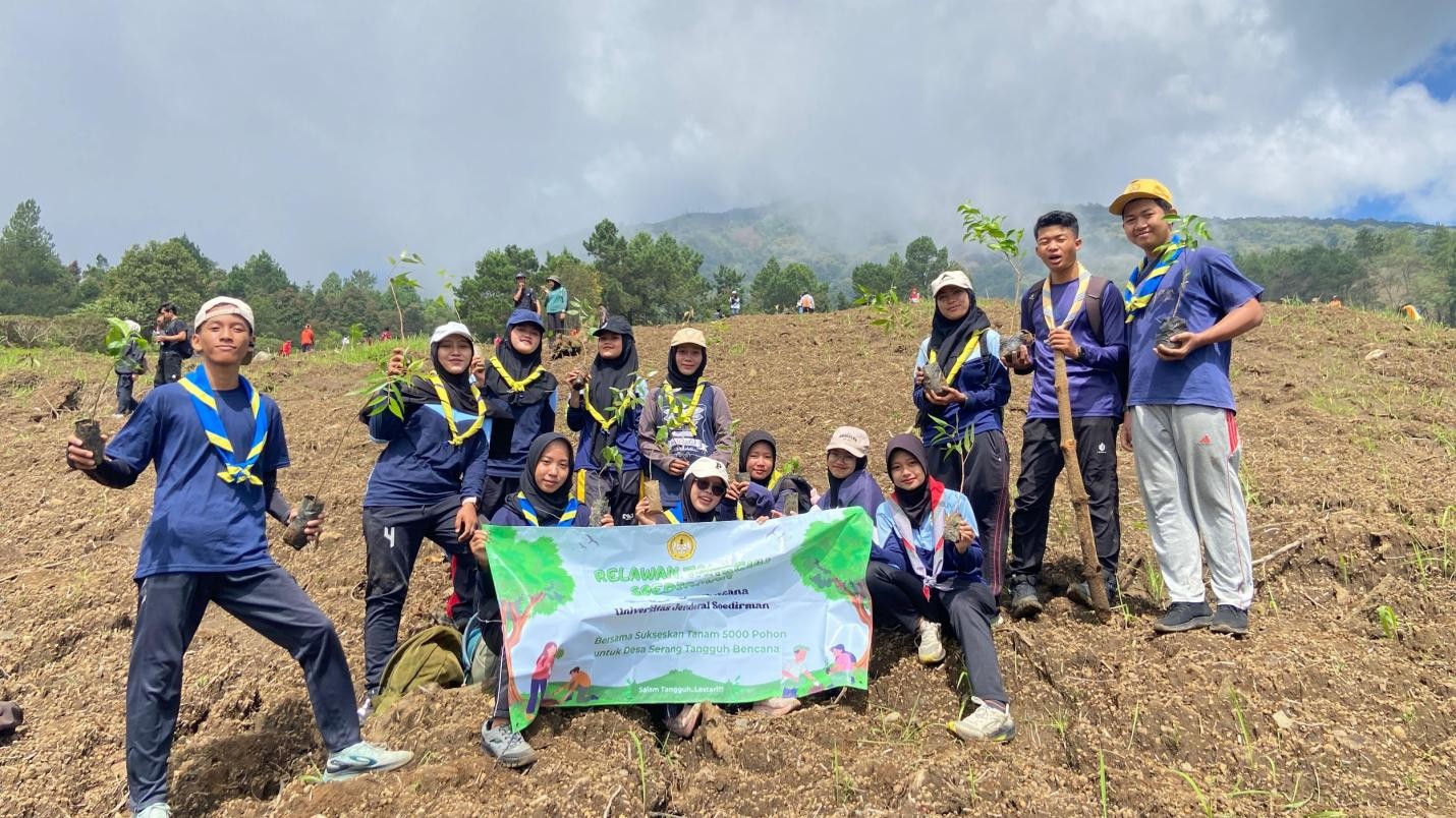 Mahasiswa Unsoed ikut aksi penanaman pohon di lereng Gunung Slamet (foto: Humas Unsoed) Mahasiswa Unsoed ikut aksi penanaman pohon di lereng Gunung Slamet (foto: Humas Unsoed)