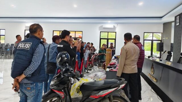 Konferensi pers kasus pencurian sepeda bermotor di Pekalongan (foto: Polres Pekalongan)